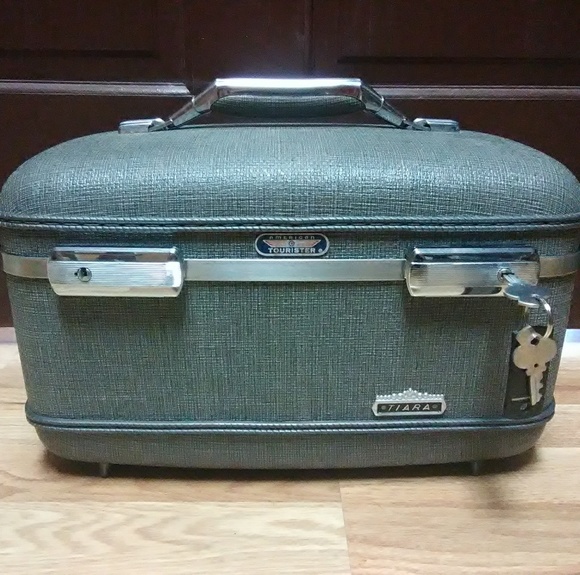 american tourister tiara train case